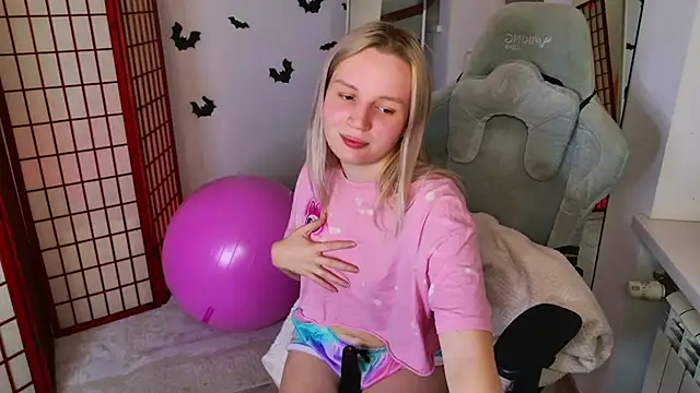 Beatrica Klein online show from 2, 11, 2025