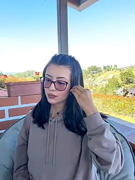 EmaSaenz online show from 10, 9, 2025