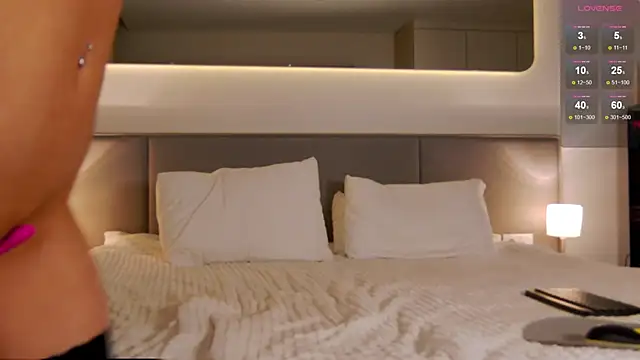 Snapshot of WOW-PeaCH-Girl chatting on 10, 9, 2025 WOW-PeaCH-Girl online show from 10, 9, 2025