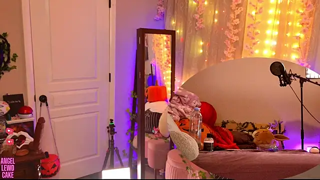 Angel-Lewd-Cake online show from 25, 10, 2025