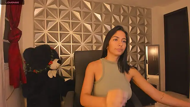 Snapshot of your_khloe chatting on 31, 12, 2024 your khloe online show from 31, 12, 2024