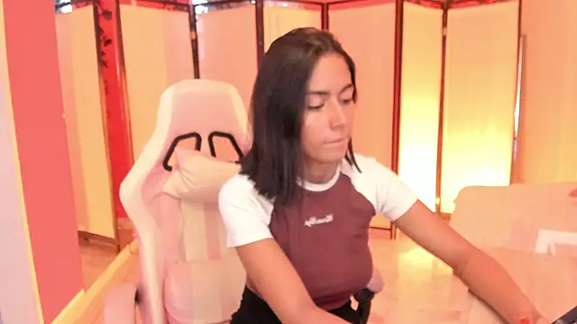 Snapshot of your_khloe chatting on 18, 11, 2025 your khloe online show from 18, 11, 2025