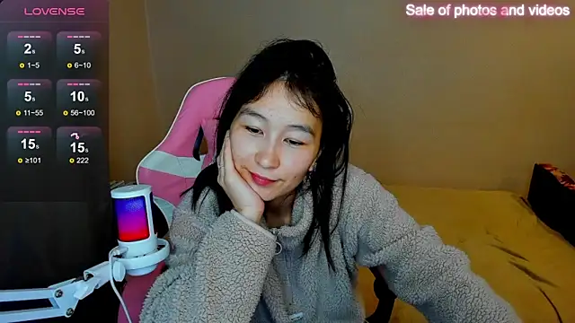 Snapshot of SaraXray chatting on 8, 9, 2025 SaraXray online show from 8, 9, 2025