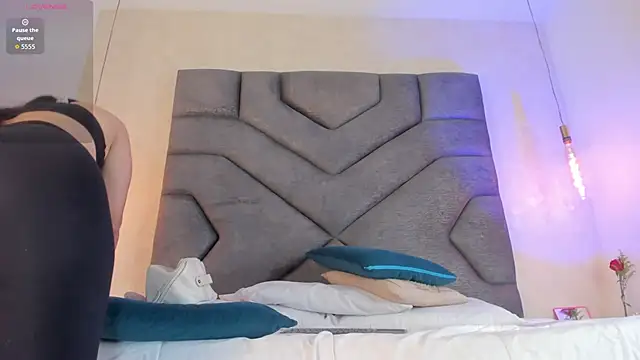 Snapshot of Liinda_Saenz chatting on 5, 12, 2025 Liinda Saenz online show from 5, 12, 2025