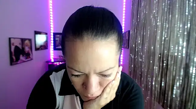 Cristal w online show from 5, 3, 2025