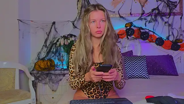 Snapshot of Real_Tini chatting on 20, 10, 2025 Real Tini online show from 20, 10, 2025