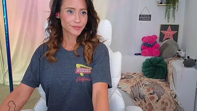 Aprilreign online show from 21, 3, 2025