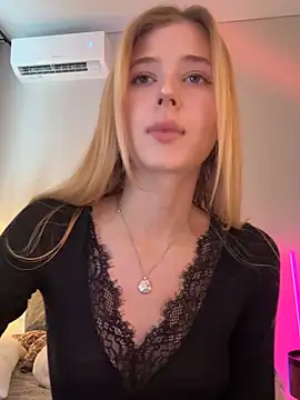 Snapshot of LunaRase chatting on 2, 8, 2026 LunaRase online show from 2, 8, 2026