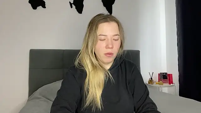 Embersweetbunny online show from 4, 2, 2025