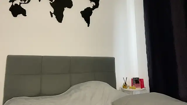 Embersweetbunny online show from 4, 2, 2025