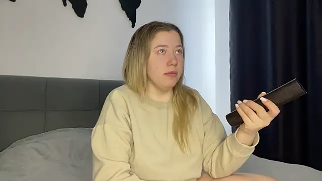 Embersweetbunny online show from 18, 2, 2025