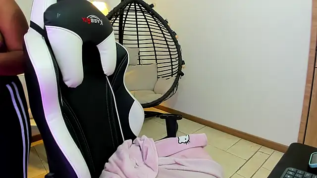 Lizzie Williams  online show from 6, 2, 2026