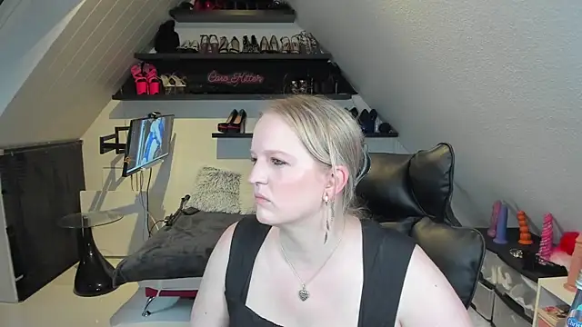 caro kitten online show from 13, 4, 2026