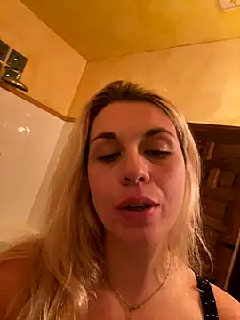 Snapshot of eskarlata255 chatting on 3, 10, 2025 eskarlata255 online show from 3, 10, 2025