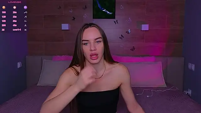 Snapshot of SaraCros chatting on 25, 11, 2025 SaraCros online show from 25, 11, 2025