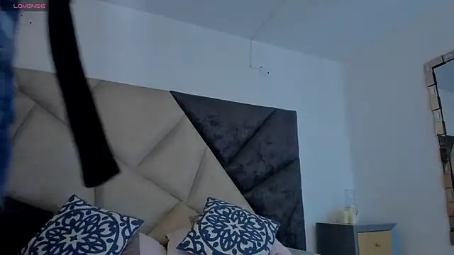 Snapshot of FaloonRoussel chatting on 1, 10, 2025 FaloonRoussel online show from 1, 10, 2025