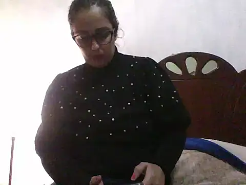 Snapshot of Samanthat33 chatting on 5, 1, 2025 Samanthat33 online show from 5, 1, 2025