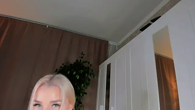 Snapshot of FrauSophia chatting on 1, 2, 2025 FrauSophia online show from 1, 2, 2025