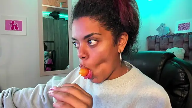 Snapshot of ladyrd1 chatting on 19, 12, 2024 ladyrd1 online show from 19, 12, 2024