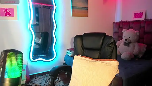 Snapshot of ladyrd1 chatting on 12, 1, 2025 ladyrd1 online show from 12, 1, 2025