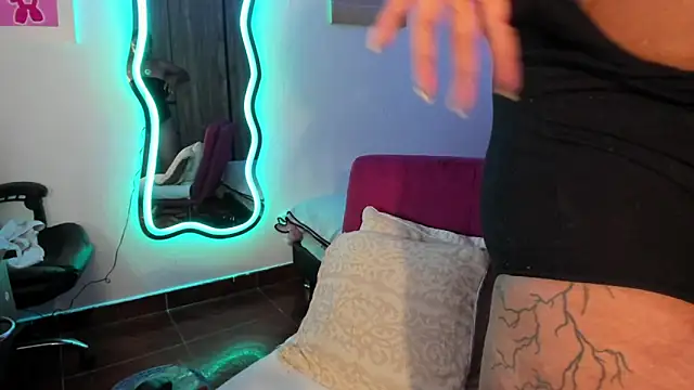 Snapshot of ladyrd1 chatting on 4, 3, 2025 ladyrd1 online show from 4, 3, 2025