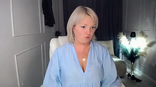 Snapshot of Juarnea chatting on 13, 10, 2025 Juarnea online show from 13, 10, 2025