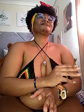 Snapshot of CocoBootyyy chatting on 18, 9, 2025 CocoBootyyy online show from 18, 9, 2025