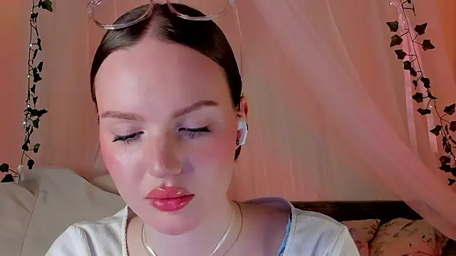 Snapshot of MishkaMe chatting on 8, 2, 2025 MishkaMe online show from 8, 2, 2025