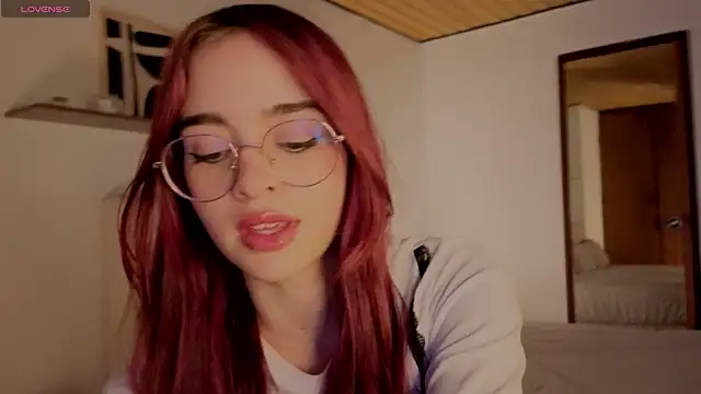 Snapshot of Roxxy_mora chatting on 24, 10, 2025 Roxxy mora online show from 24, 10, 2025