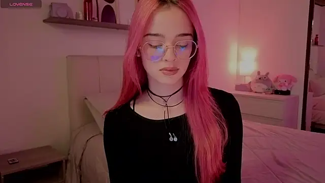 Snapshot of Roxxy_mora chatting on 3, 12, 2025 Roxxy mora online show from 3, 12, 2025