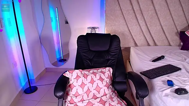 Snapshot of LeahPrada_ chatting on 2, 1, 2025 LeahPrada online show from 2, 1, 2025