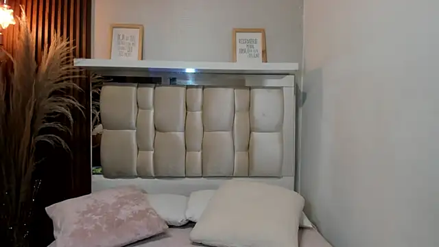 ANTONELLA  ROUSE  online show from 25, 1, 2025