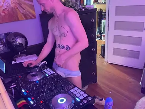 Snapshot of trash4cash chatting on 24, 11, 2025 trash4cash online show from 24, 11, 2025