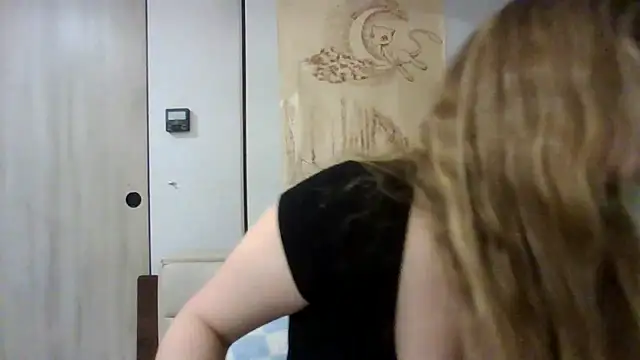 Snapshot of emerieskye20 chatting on 14, 12, 2025 emerieskye20 online show from 14, 12, 2025