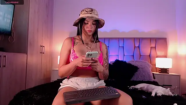Snapshot of SophiaKarson chatting on 28, 2, 2025 SophiaKarson online show from 28, 2, 2025