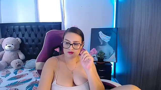 Snapshot of esmeraldaa230 chatting on 27, 5, 2026 esmeraldaa230 online show from 27, 5, 2026