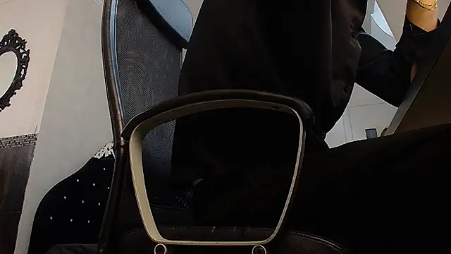 Snapshot of BrandonTate chatting on 4, 12, 2025 BrandonTate online show from 4, 12, 2025