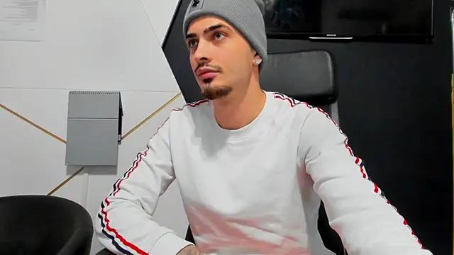 Snapshot of BrandonTate chatting on 17, 12, 2025 BrandonTate online show from 17, 12, 2025