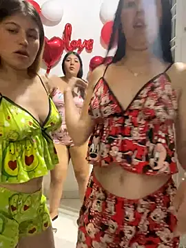 Snapshot of royalgirls_x chatting on 23, 9, 2025 royalgirls x online show from 23, 9, 2025