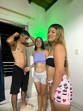 Snapshot of royalgirls_x chatting on 7, 10, 2025 royalgirls x online show from 7, 10, 2025