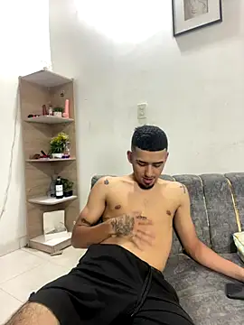 Snapshot of royalgirls_x chatting on 11, 10, 2025 royalgirls x online show from 11, 10, 2025