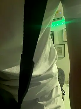 Snapshot of royalgirls_x chatting on 14, 11, 2025 royalgirls x online show from 14, 11, 2025