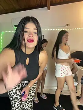 Snapshot of royalgirls_x chatting on 15, 11, 2025 royalgirls x online show from 15, 11, 2025