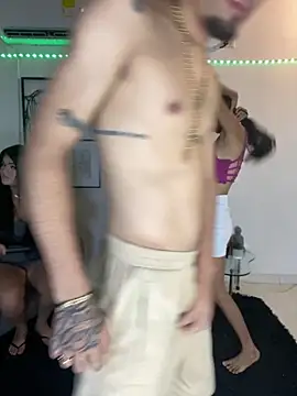 Snapshot of royalgirls_x chatting on 16, 11, 2025 royalgirls x online show from 16, 11, 2025