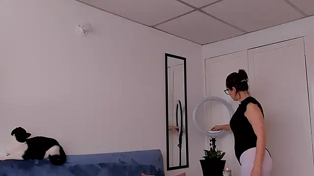cuddlingbunny online show from 14, 6, 2026