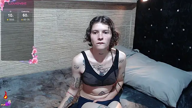 Snapshot of pretty_cristal69 chatting on 28, 10, 2025 pretty cristal69 online show from 28, 10, 2025