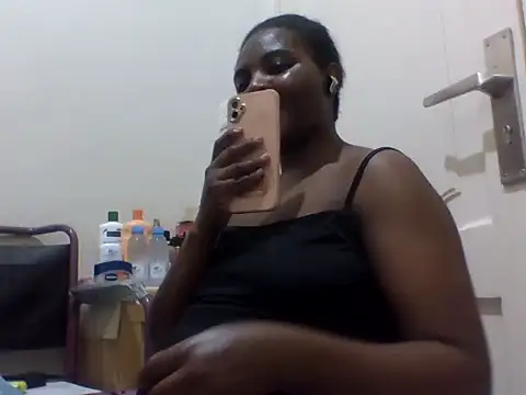 Snapshot of queenzuena chatting on 25, 5, 2026 queenzuena online show from 25, 5, 2026