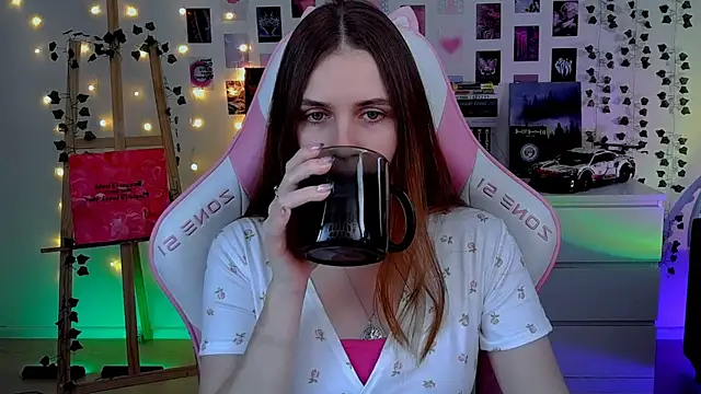 Snapshot of AliceCharmy chatting on 26, 10, 2025 AliceCharmy online show from 26, 10, 2025