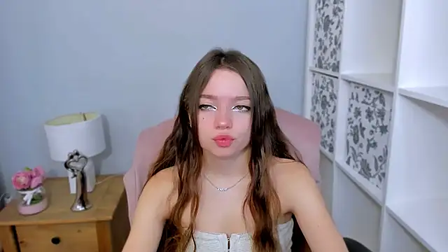 Snapshot of GraceLips chatting on 17, 10, 2025 GraceLips online show from 17, 10, 2025