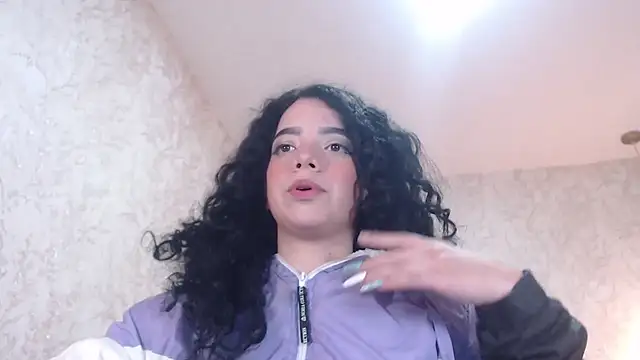 Snapshot of EmmaCowperr chatting on 4, 1, 2025 EmmaCowperr online show from 4, 1, 2025